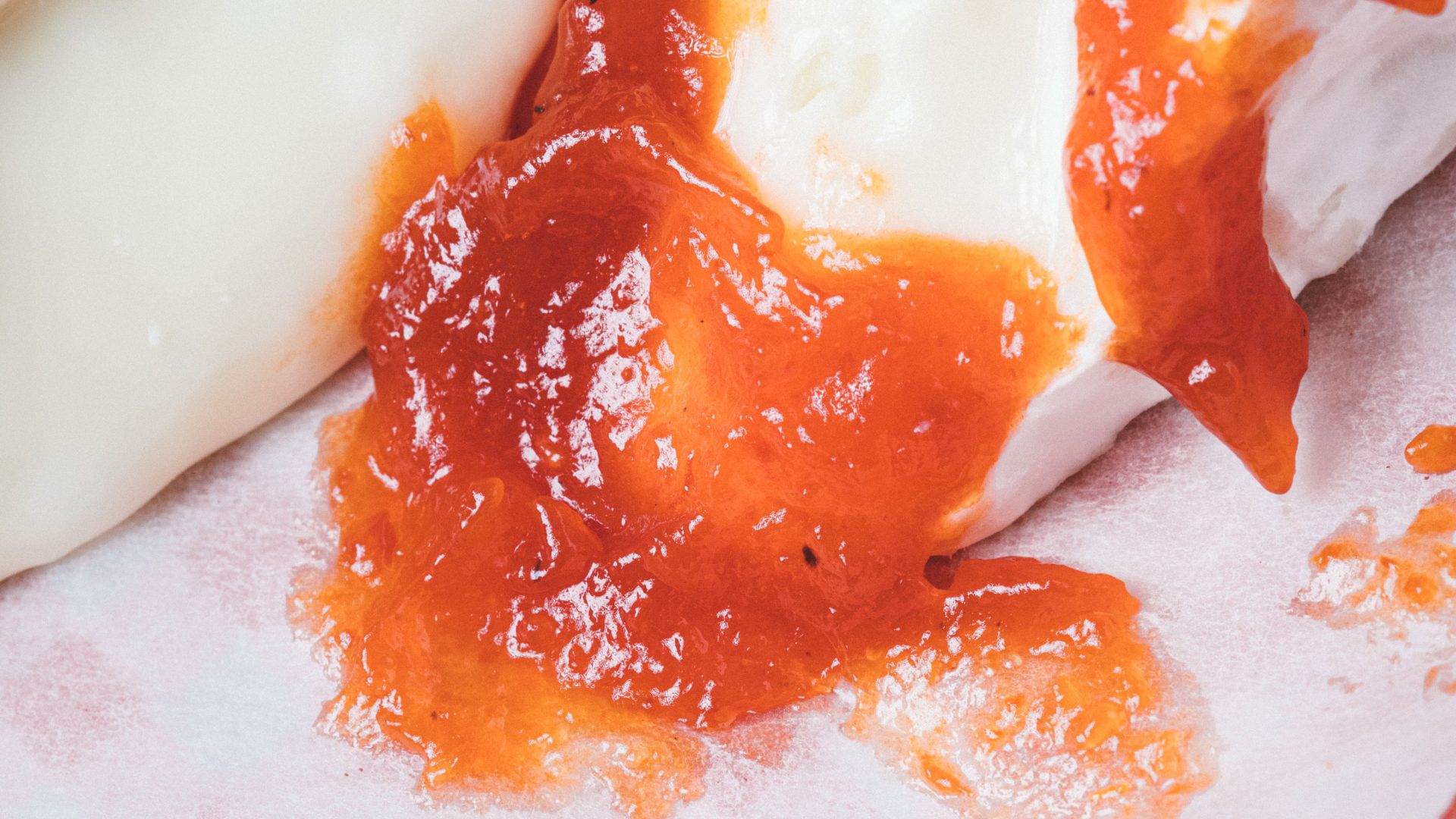 Fromage fondant accompagné de confiture de piquillos, spécialité espagnole artisanale.