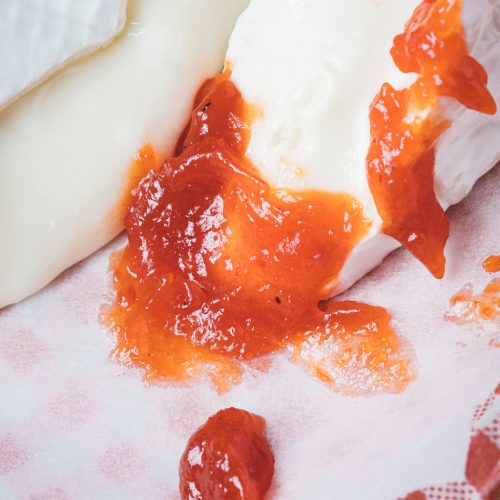 Fromage fondant accompagné de confiture de piquillos, spécialité espagnole artisanale.