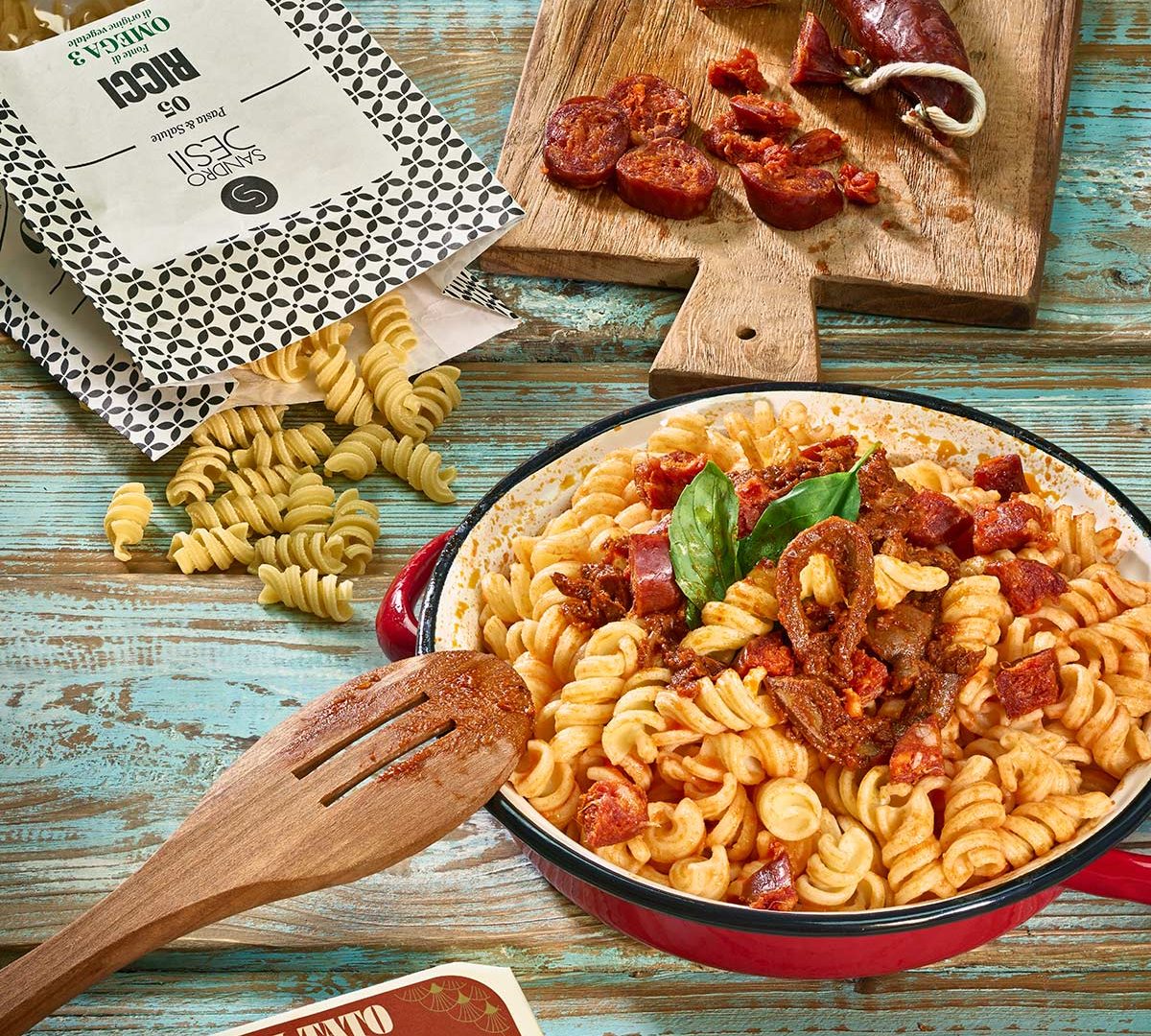 Pâtes artisanales accompagnées de calamar en sauce armoricaine et chorizo, une recette espagnole authentique.