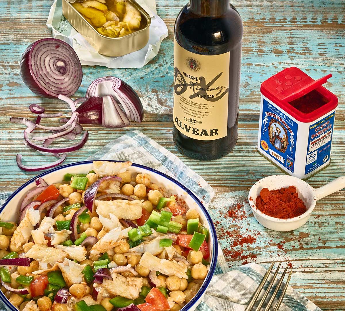 Salade de morue bacalao avec pois chiches, tomates fraîches, coriandre et oignons rouges.