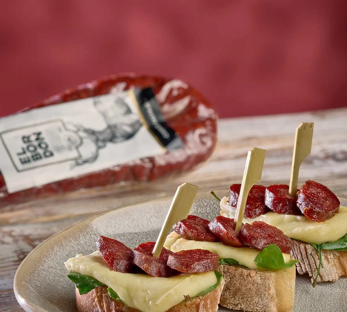Toasts gourmands avec chorizo espagnol et fromage fondant pour apéritif.
