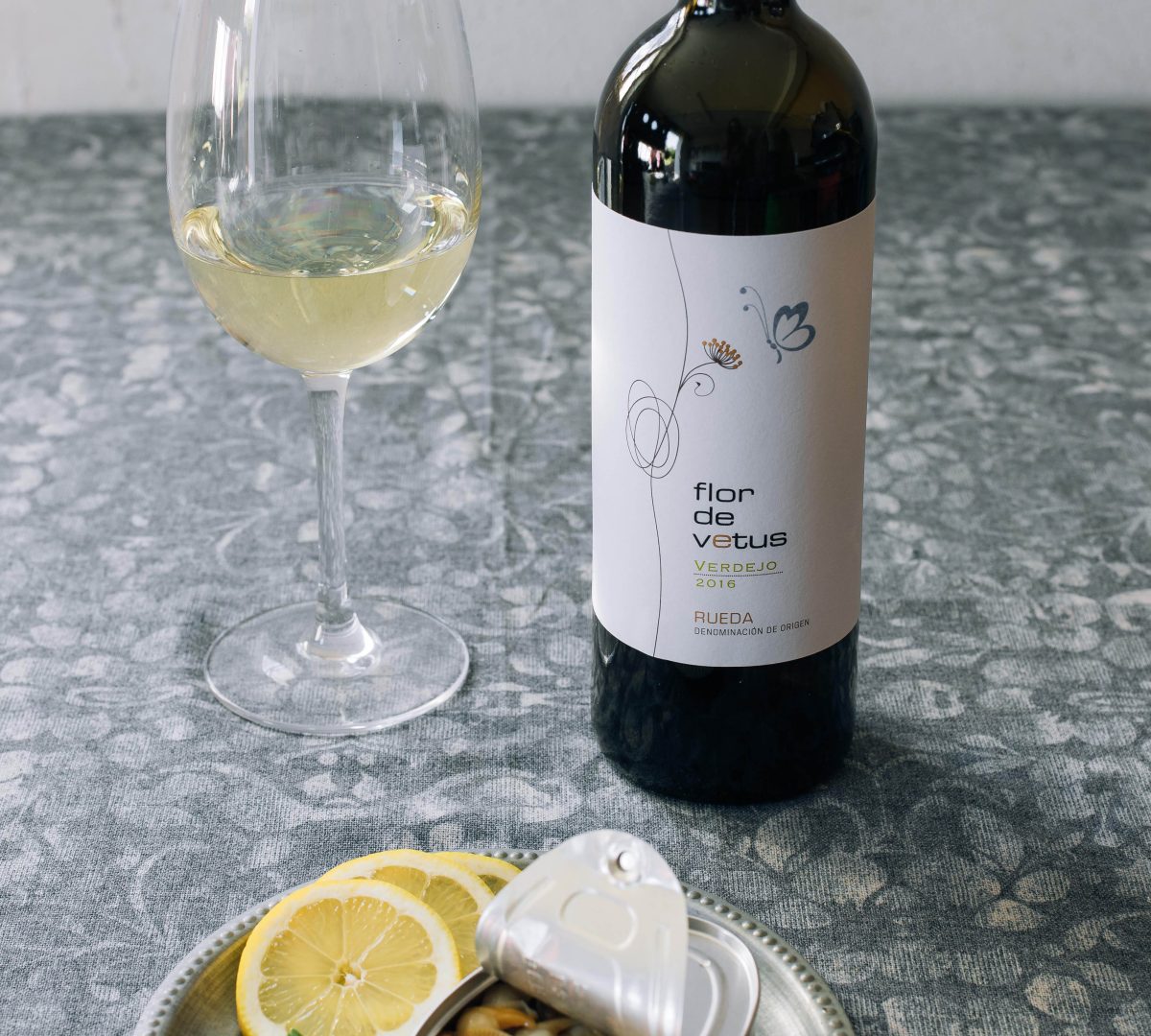 Bouteille de Flor de Vetus Verdejo 2016, un vin blanc Rueda équilibré, idéal avec des fruits de mer.