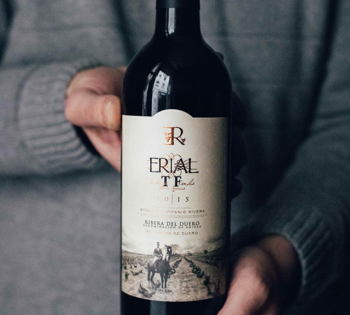 Bouteille de Ribera del Duero par Bodegas Epifanio Rivera, un vin rouge espagnol d'exception.