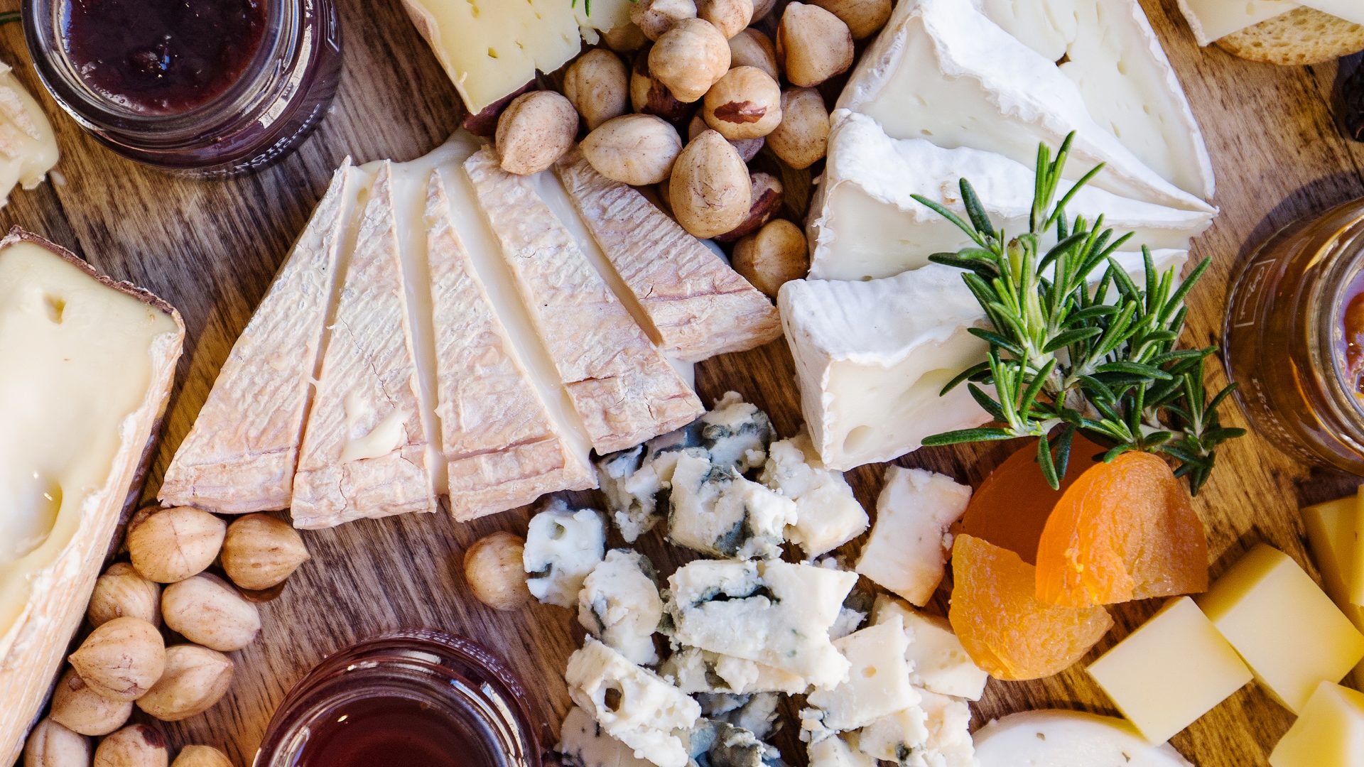 Plateau de fromages gourmets accompagné de figues au sirop, confitures et fruits secs, idéal pour un apéritif fromage ou une idée cadeau Noël.