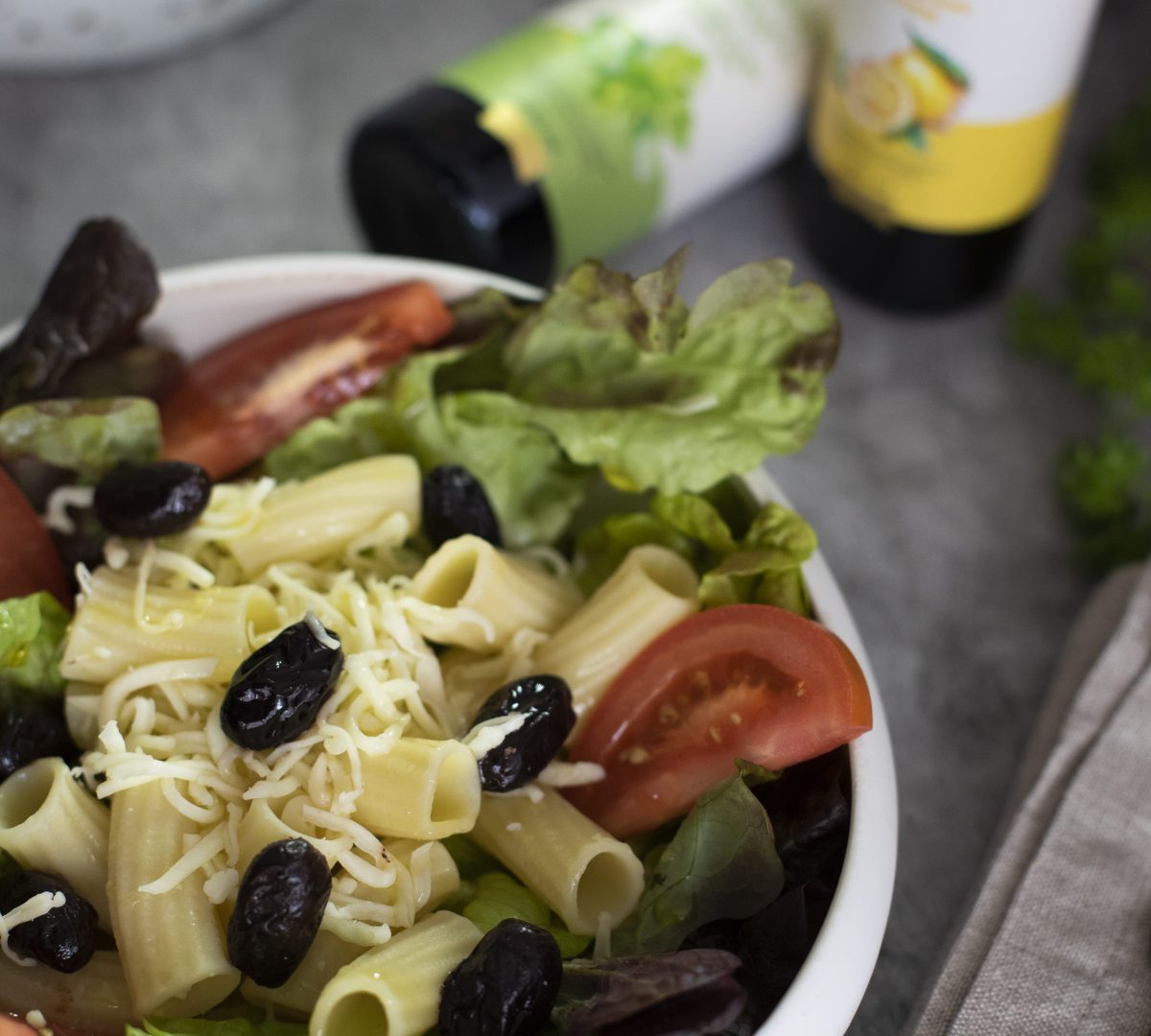 Salade méditerranéenne garnie d’olives noires La Masrojana.