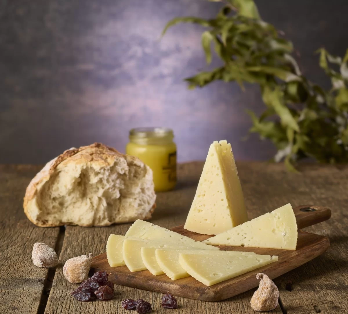 Plateau de fromage manchego classique accompagné de pain rustique et figues séchées.