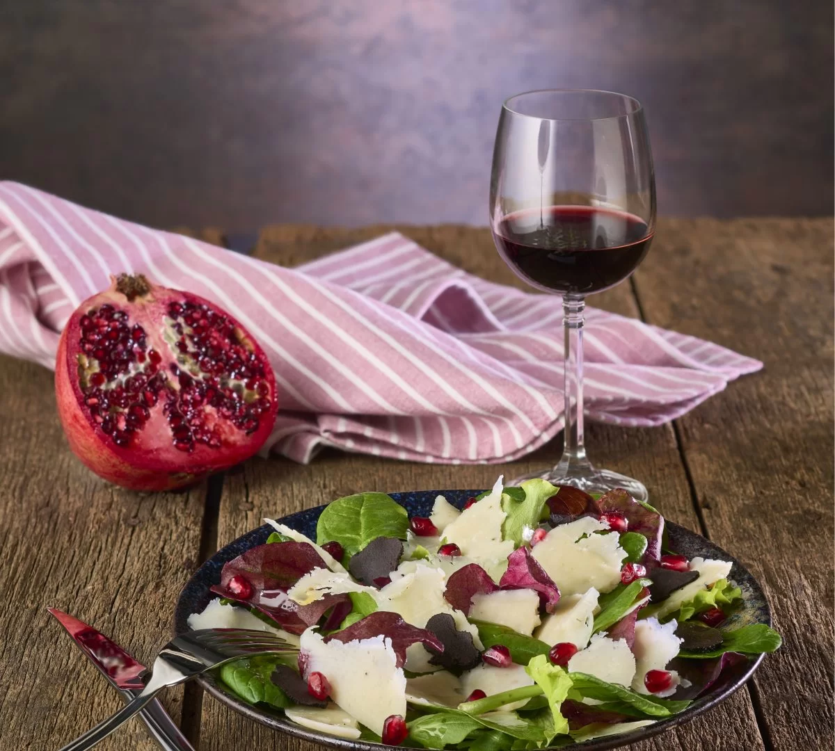 Salade gourmande avec fromage manchego, grenade et vin rouge.