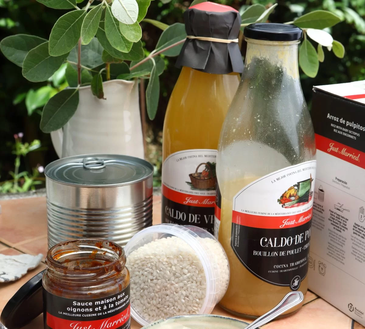Bouillons et sauces artisanaux accompagnant du riz rond pour une paella espagnole de qualité.
