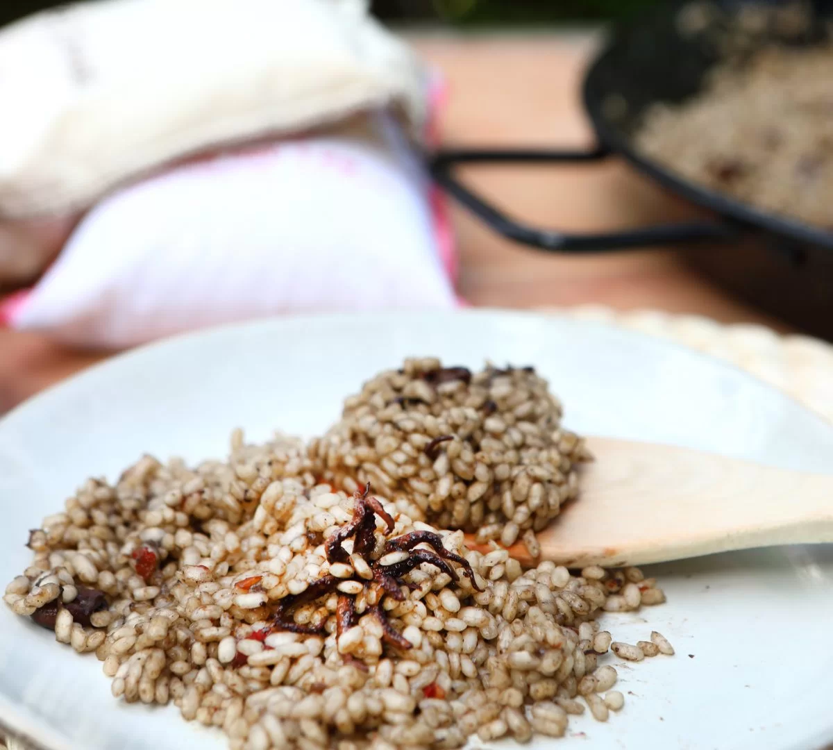 Assiette de paella avec du riz bomba, prête à être dégustée, mettant en avant la recette traditionnelle espagnole.