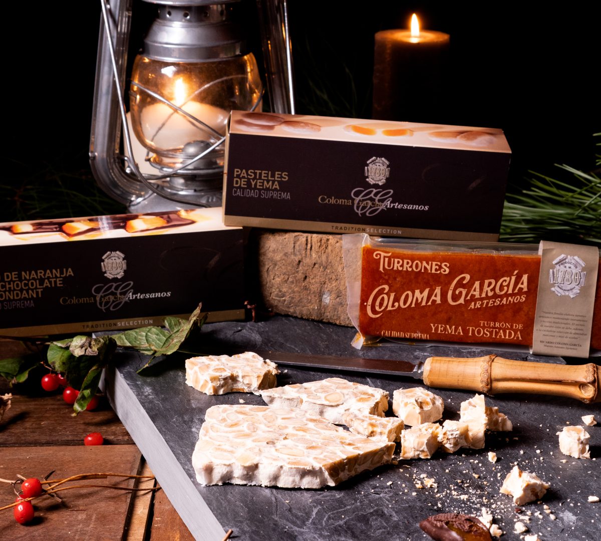 Coffrets Coloma Garcia avec touron de Jijona et touron dur d'Alicante, présentés dans une ambiance festive.