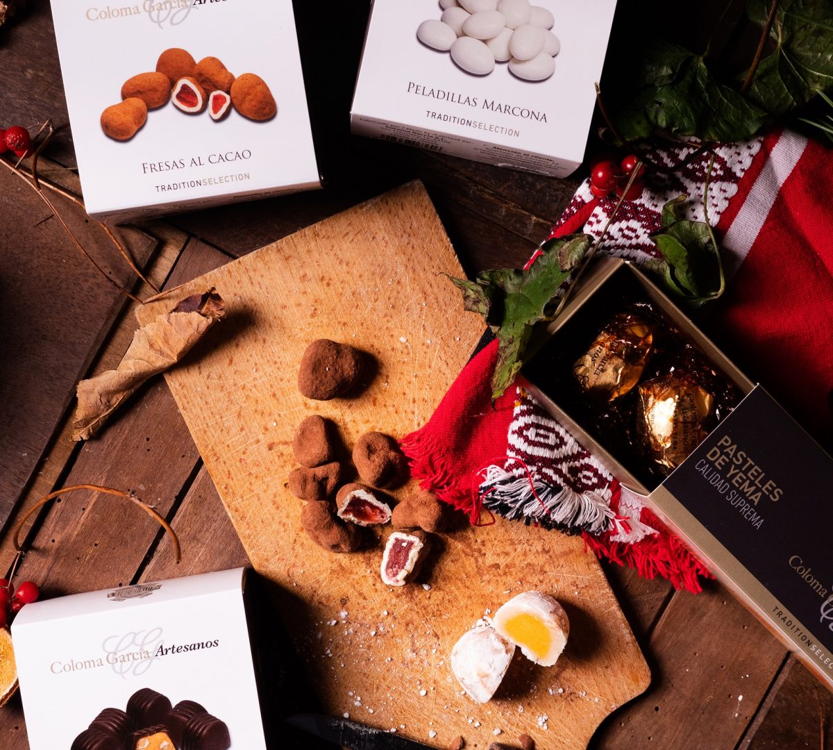 Collection de bonbons de chocolat, amandes enrobées et touron par Coloma Garcia.