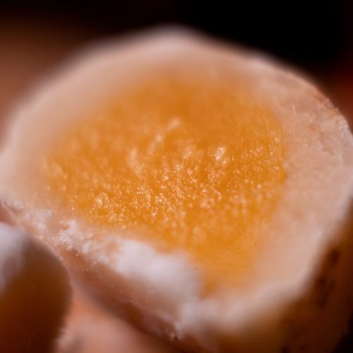 Gros plan sur le célèbre turrón de Jijona, une spécialité artisanale espagnole.