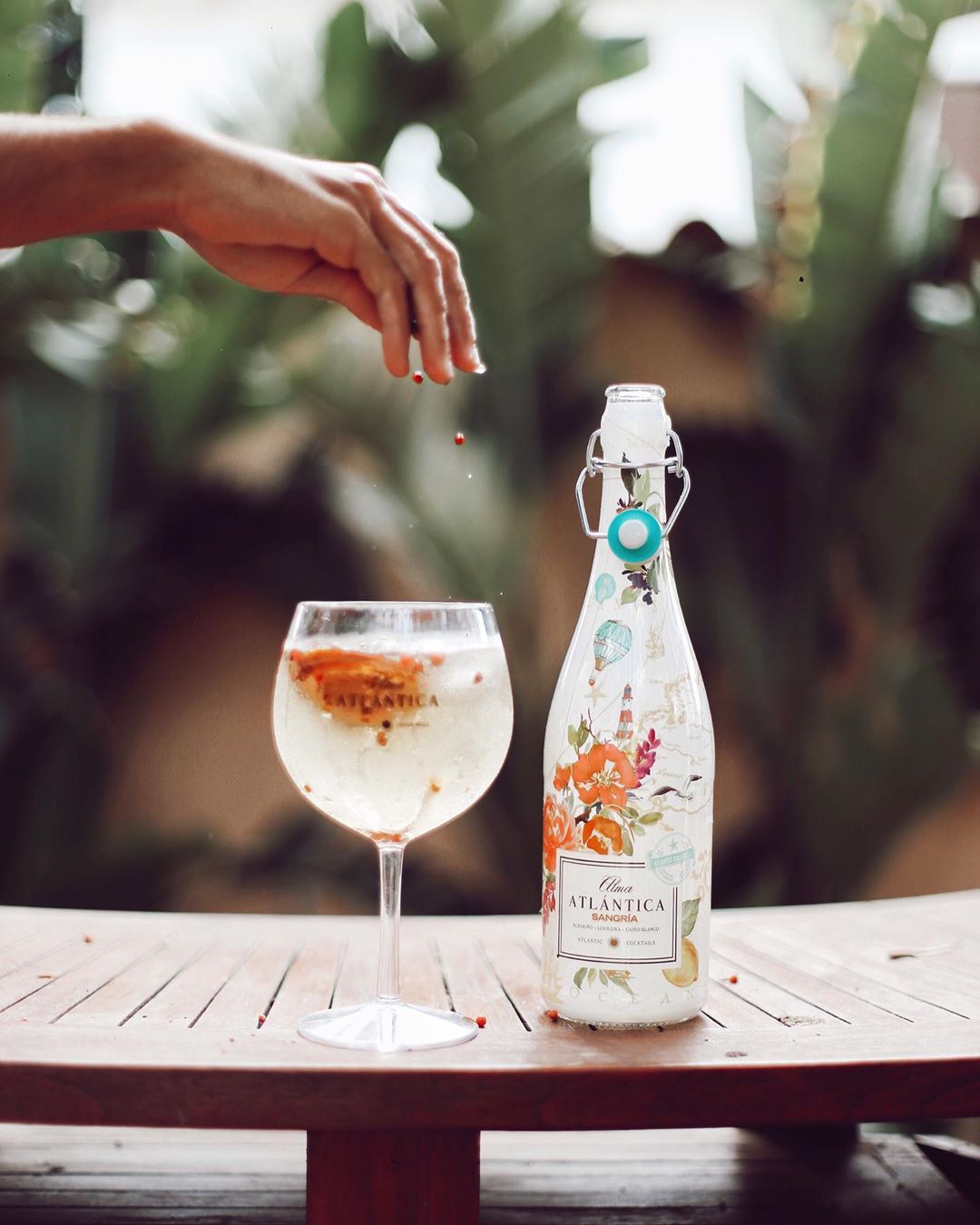 Sangria Alma Atlántica blanche avec zeste d’orange et fruits frais, idéale pour des moments festifs.