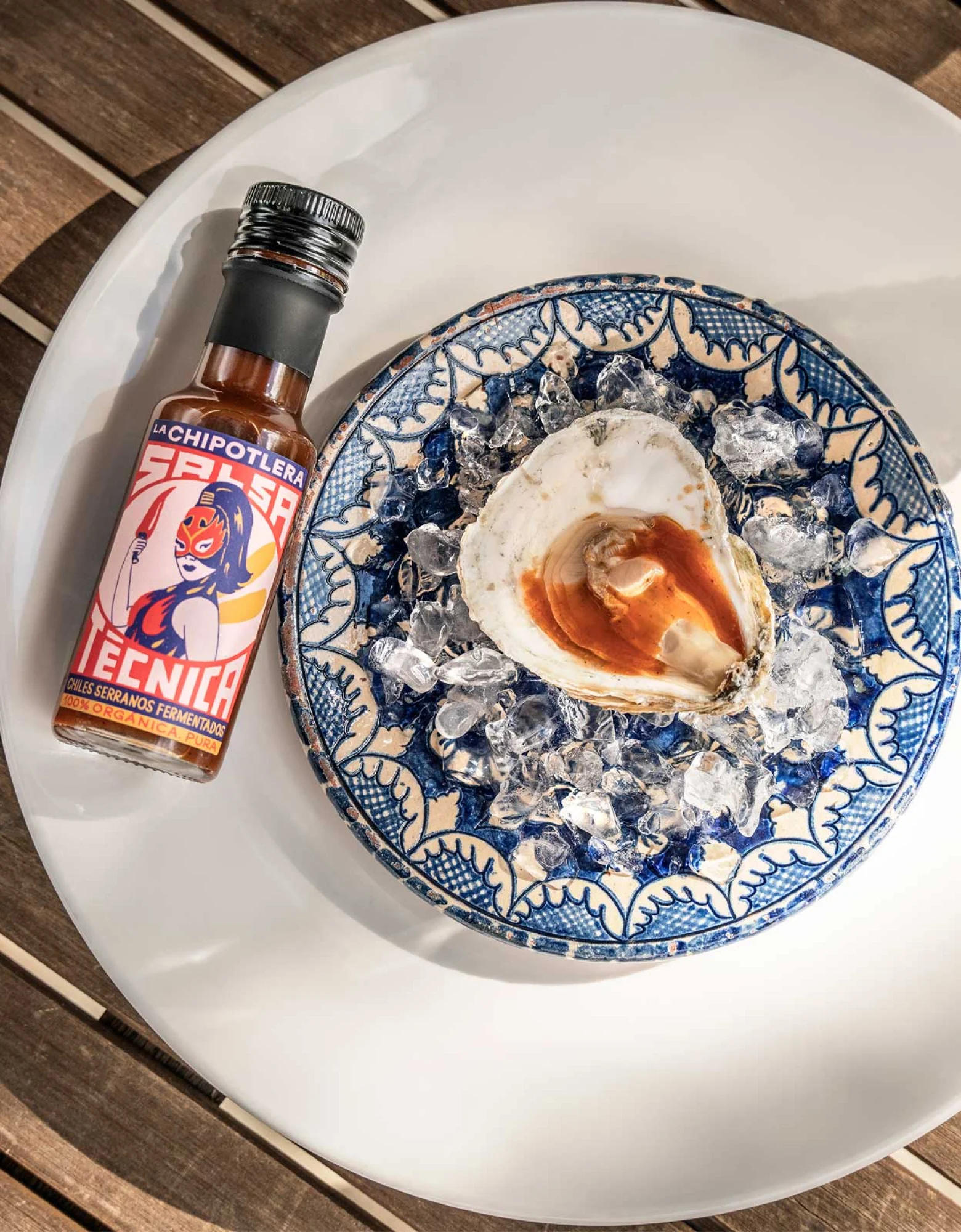 Sauce La Chipotlera sur une huître, parfait pour accompagner fruits de mer.