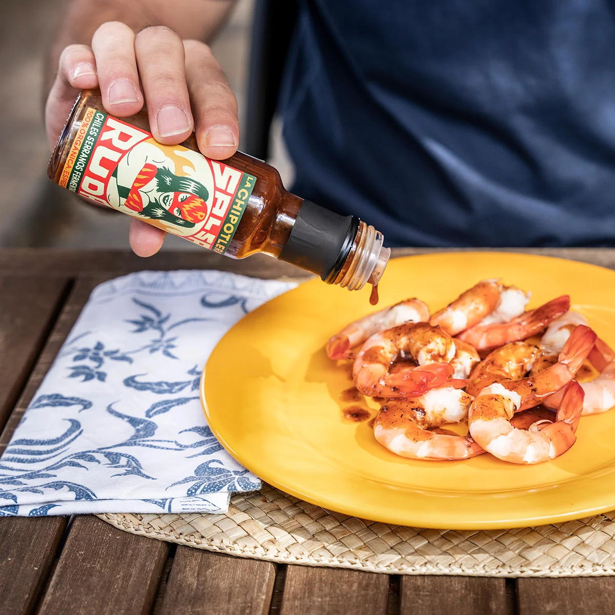Sauce piquante espagnole La Chipotlera ajoutée à des crevettes grillées.