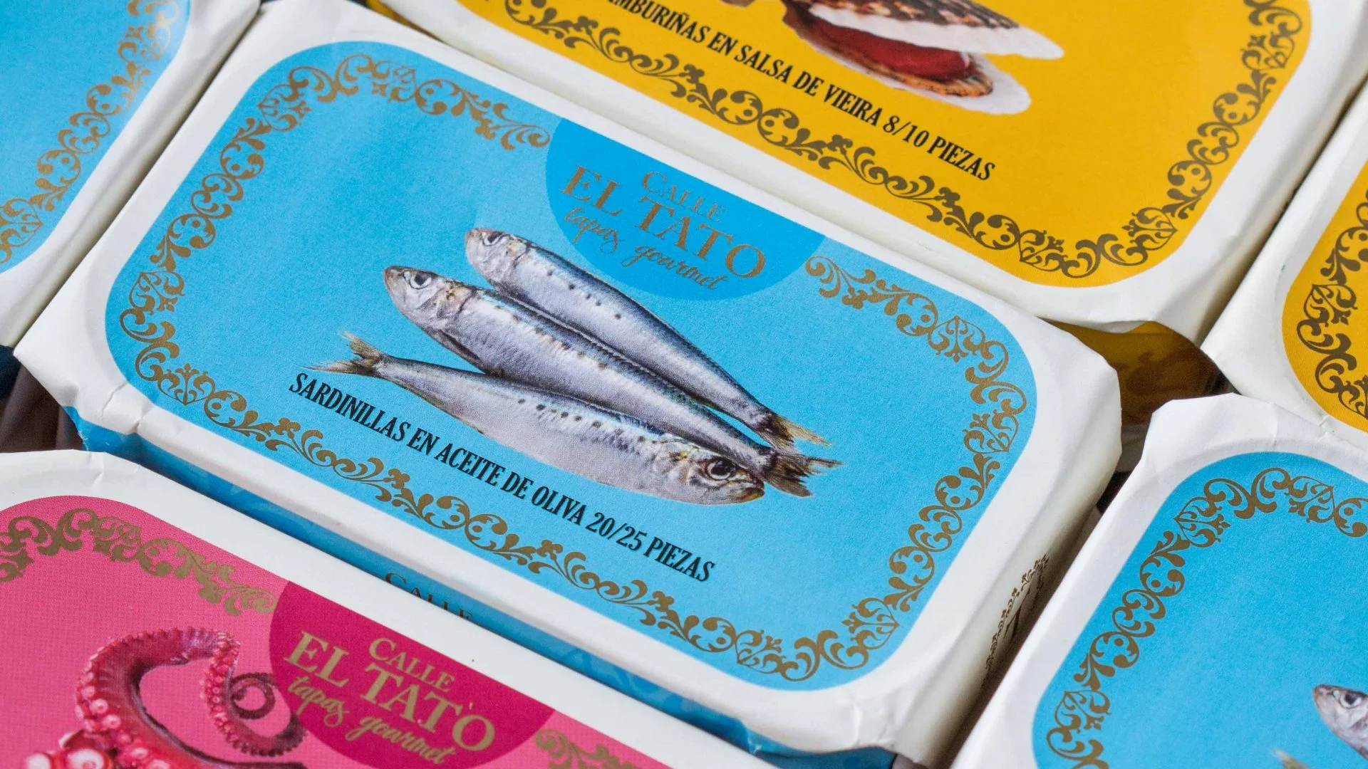 Conserves de la mer Calle El Tato : sardines en huile d'olive, pétoncles sauce vieira et rondelles de poulpe en boîtes colorées.