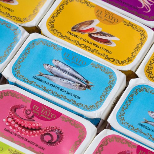 Conserves de la mer Calle El Tato : sardines en huile d'olive, pétoncles sauce vieira et rondelles de poulpe en boîtes colorées.