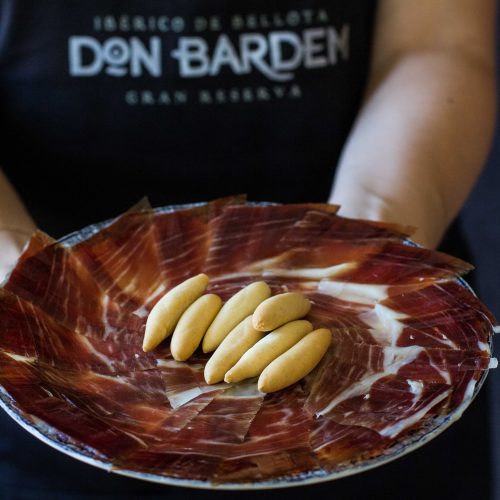 Assiette de jambon Pata Negra avec Picos artisanaux, spécialité espagnole haut de gamme.