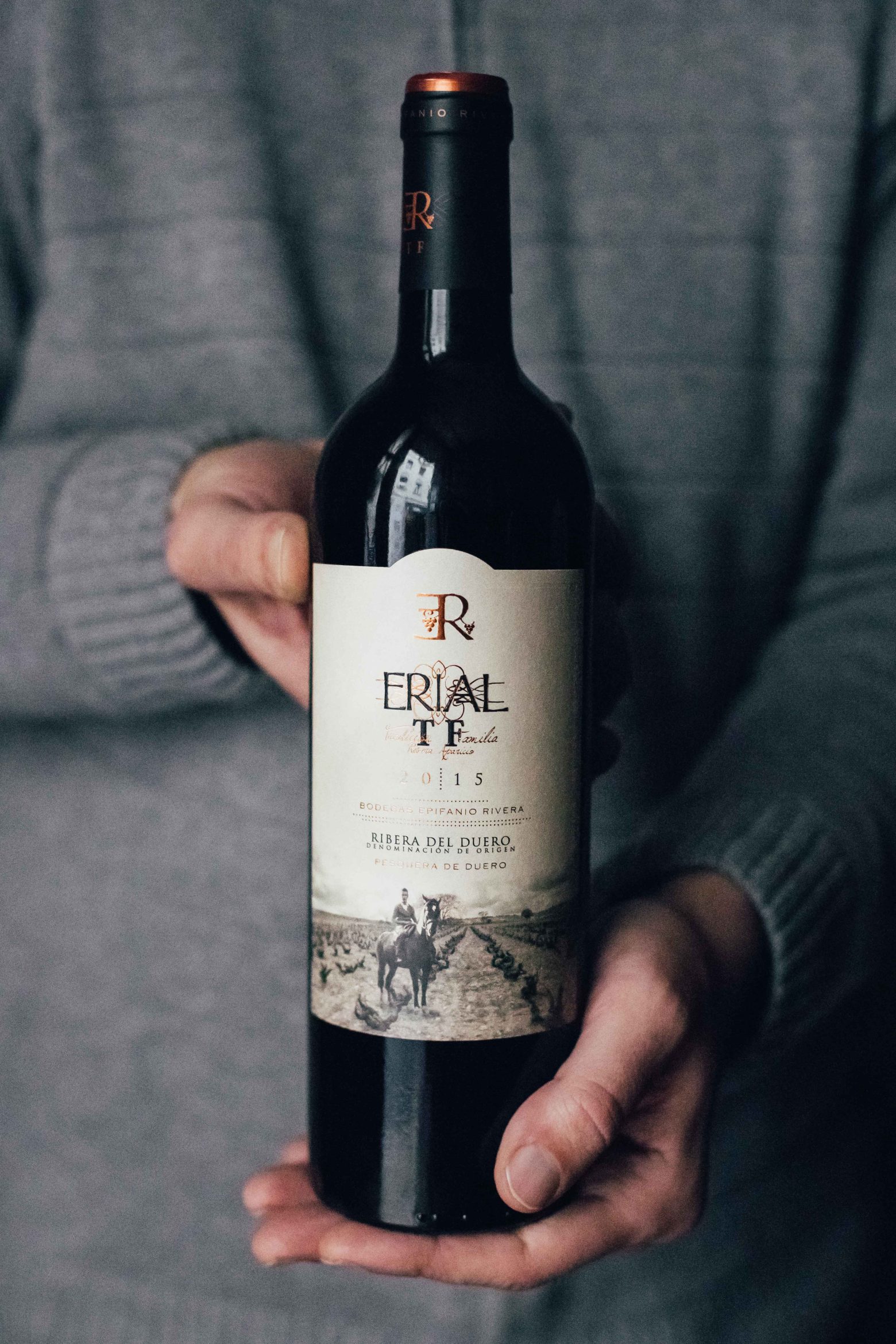 Bouteille de vin rouge Erial TF 2015, emblématique de Ribera del Duero.