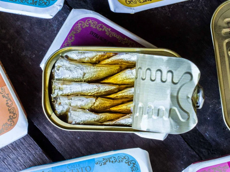 Boîte ouverte de sardines Calle El Tato en huile d'olive, spécialité espagnole.