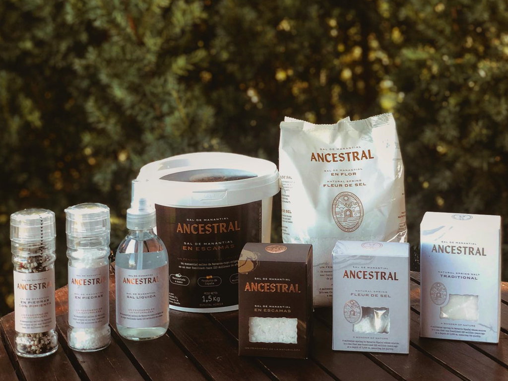 Gamme de produits Ancestral : flocons de sel, fleur de sel, sel liquide.
