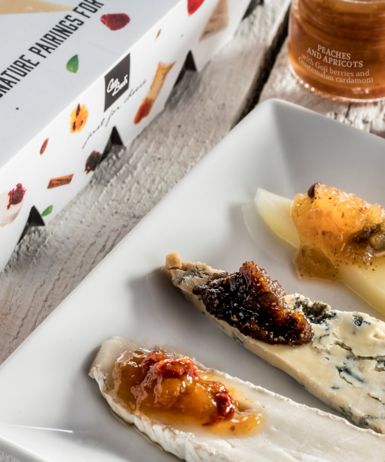 Sélection de fromages accompagnés de figues confites et confiture de raisin noir, parfaits pour un mariage gourmet.
