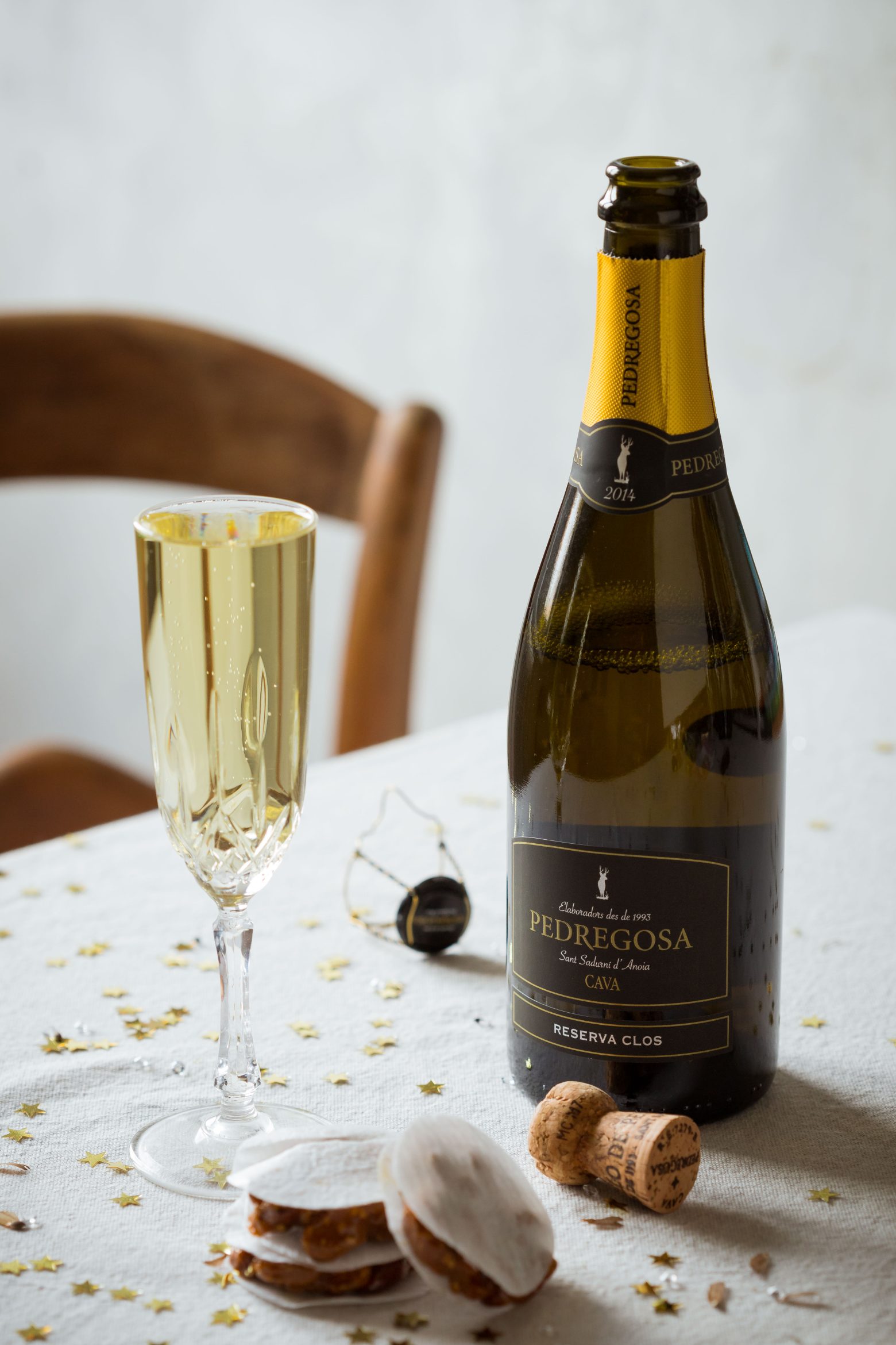 Bouteille de cava Pedregosa Reserva Clos accompagnée d'une flûte de cava.