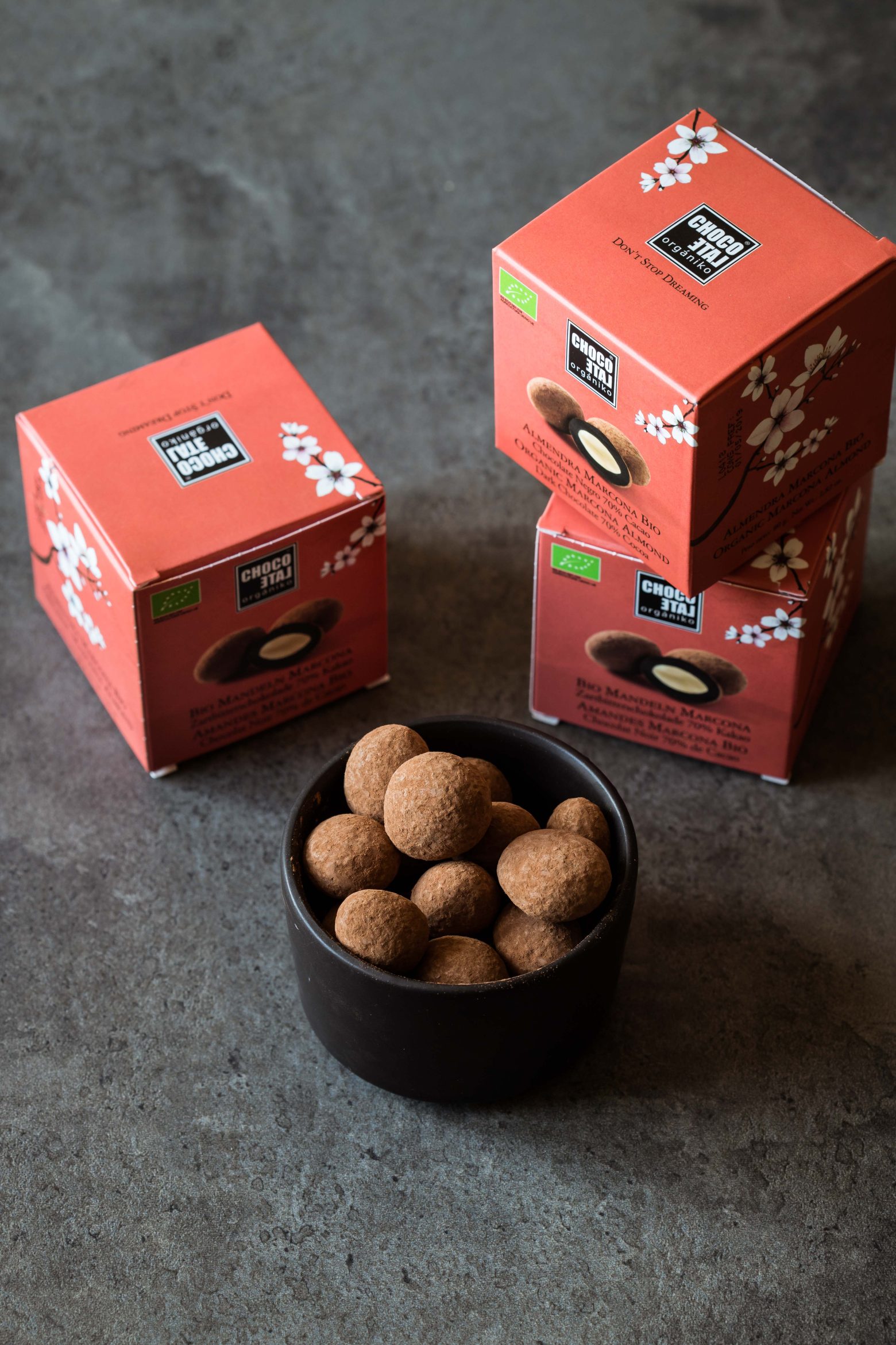 Amandes enrobées de chocolat bio Chokolate Organik, produit artisanal espagnol.