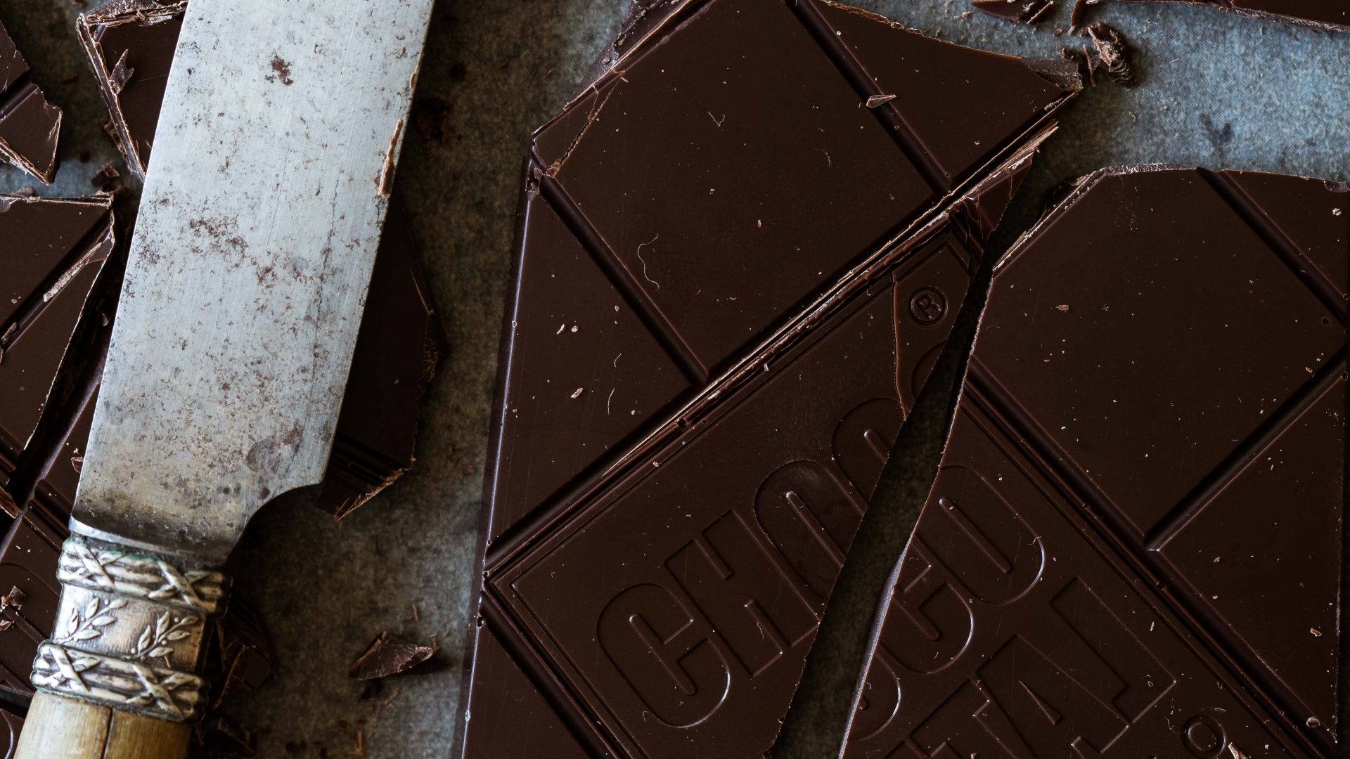 Tablette de chocolat noir bio Chokolate Organik avec couteau, bean to bar et cacao premium.