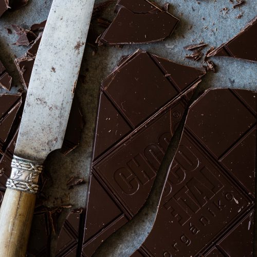 Tablette de chocolat noir bio Chokolate Organik avec couteau, bean to bar et cacao premium.