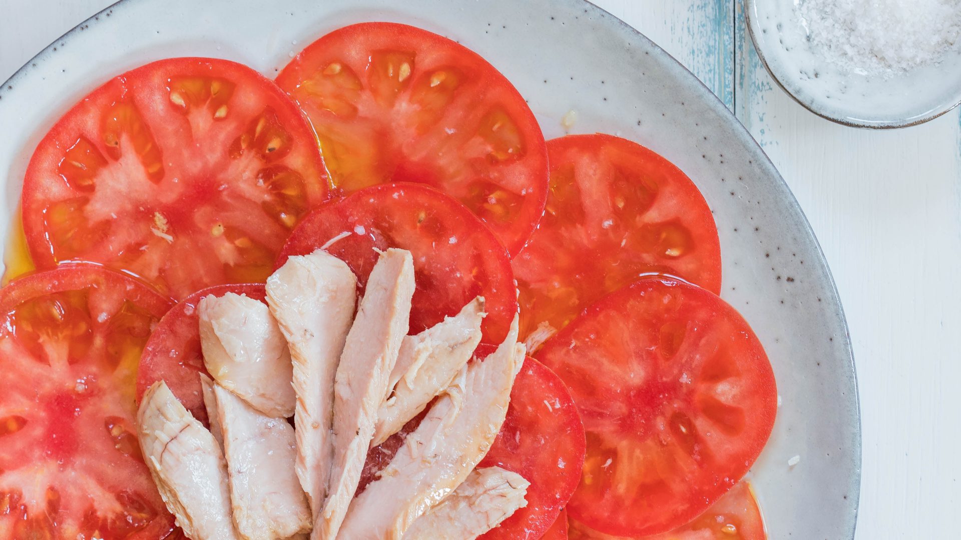 Assiette de thon blanc avec des tomates fraîches, une présentation traditionnelle du Pays Basque espagnol