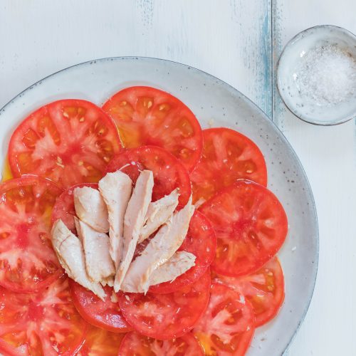 Assiette de thon blanc avec des tomates fraîches, une présentation traditionnelle du Pays Basque espagnol