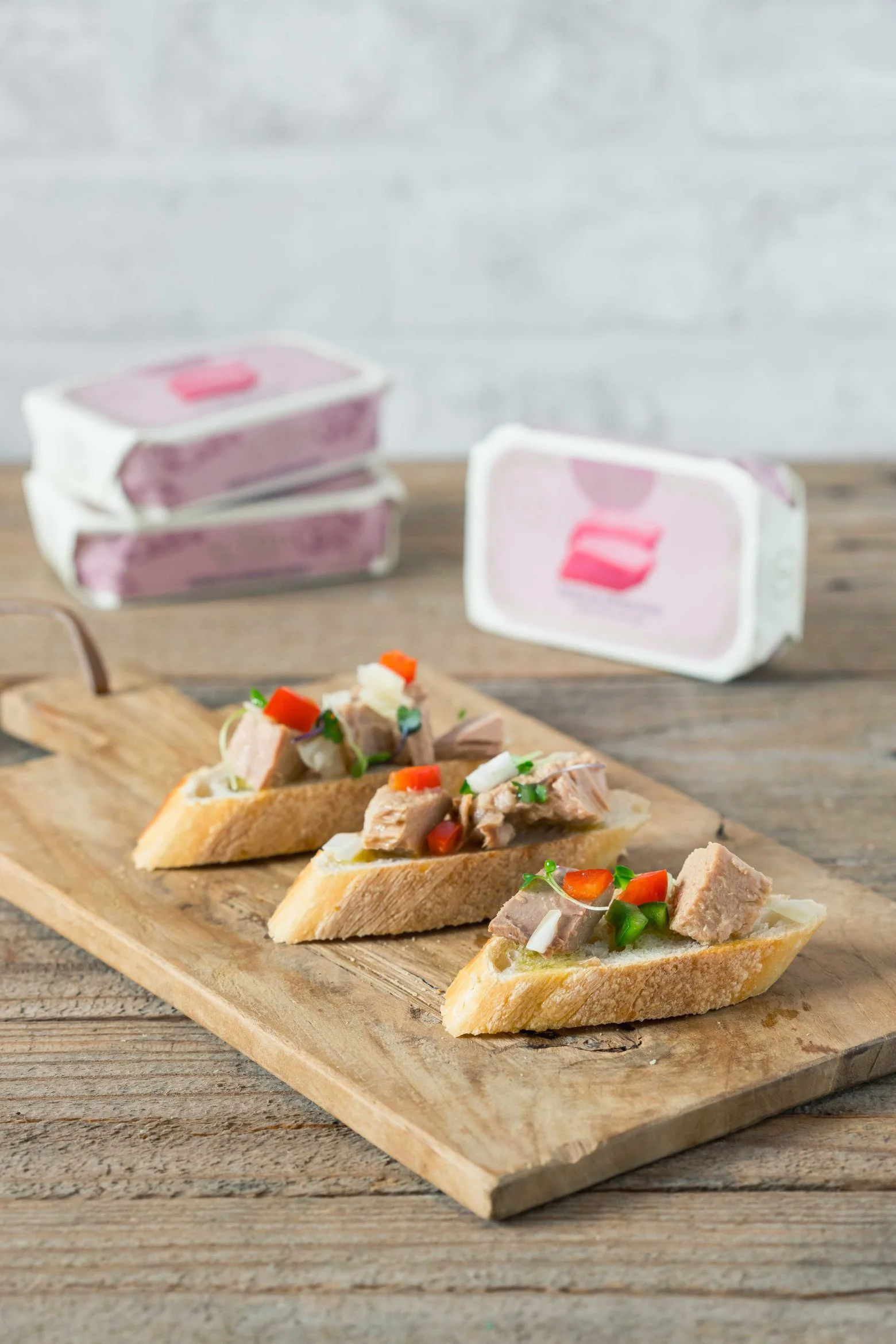 Tartines gourmet de ventrèche de thon rouge Calle El Tato, accompagnées de légumes frais.