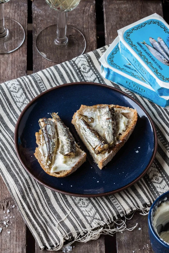 Toasts aux sardines Calle El Tato sur du pain artisanal avec fromage frais.
