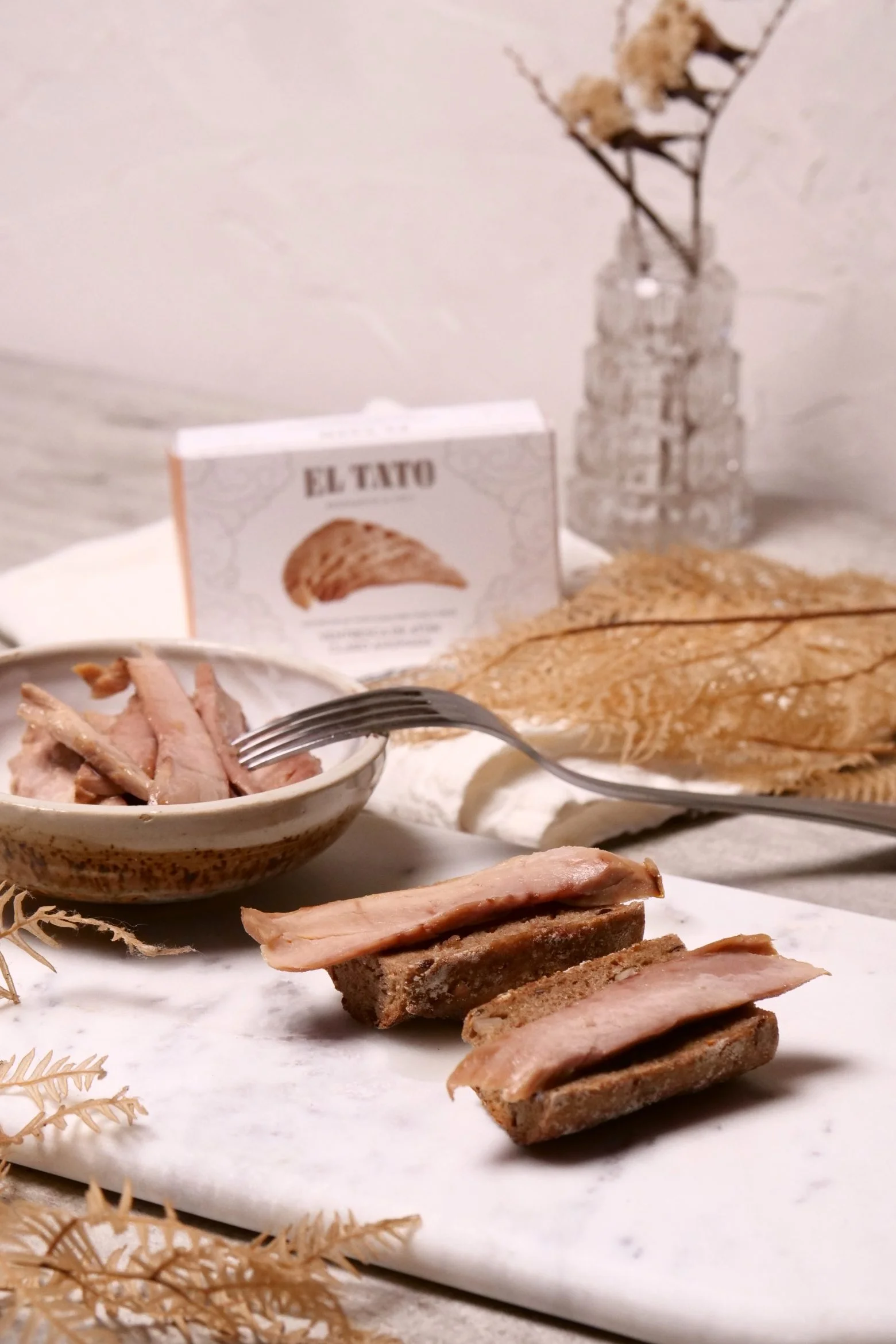 Ventrèche de thon albacore fumée El Tato, dégustée sur pain artisanal.