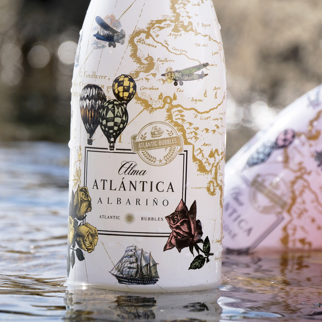Vin blanc pétillant Alma Atlántica Albariño plongé dans l’eau, symbole de fraîcheur.