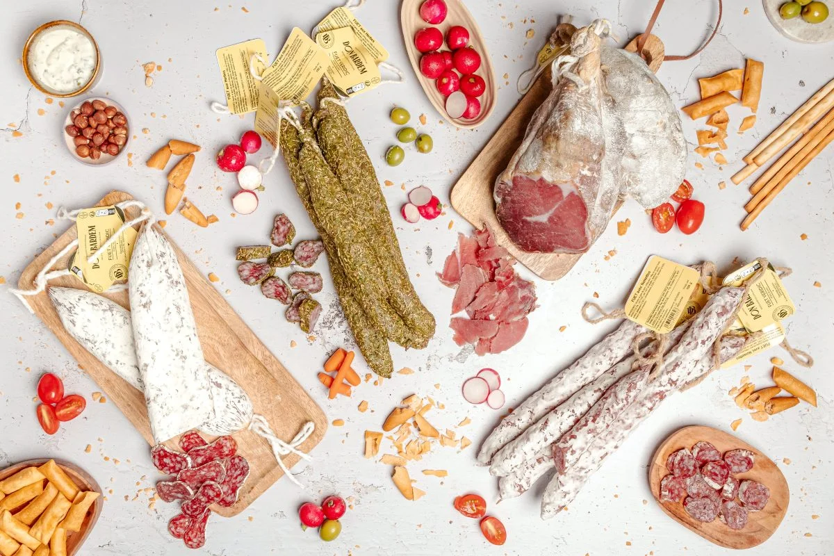 Ensemble de charcuteries catalanes artisanales avec radis, olives, et tomates cerises