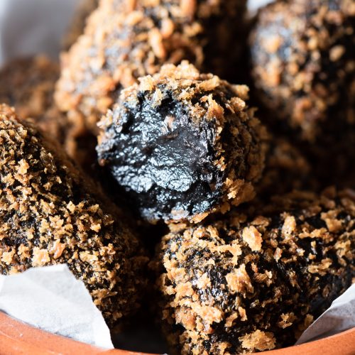 Croquettes artisanales au cabillaud avec chapelure croustillante, spécialité basque par CORPA Chef.