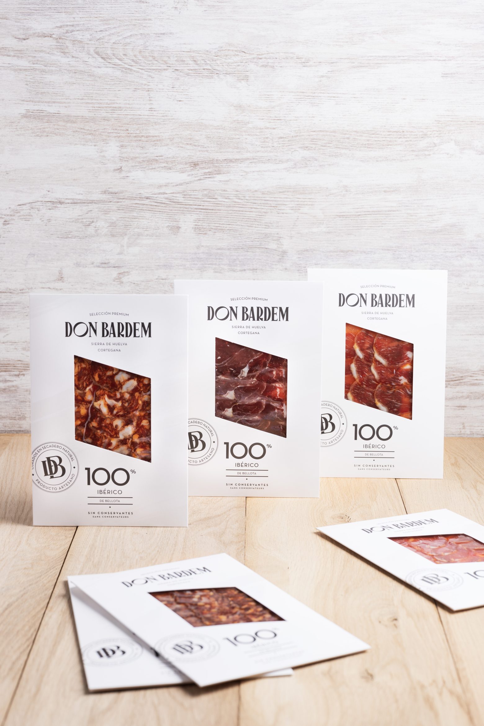 Sélection de jambons ibériques et chorizo Bellota Don Bardem, présentés dans des emballages élégants.