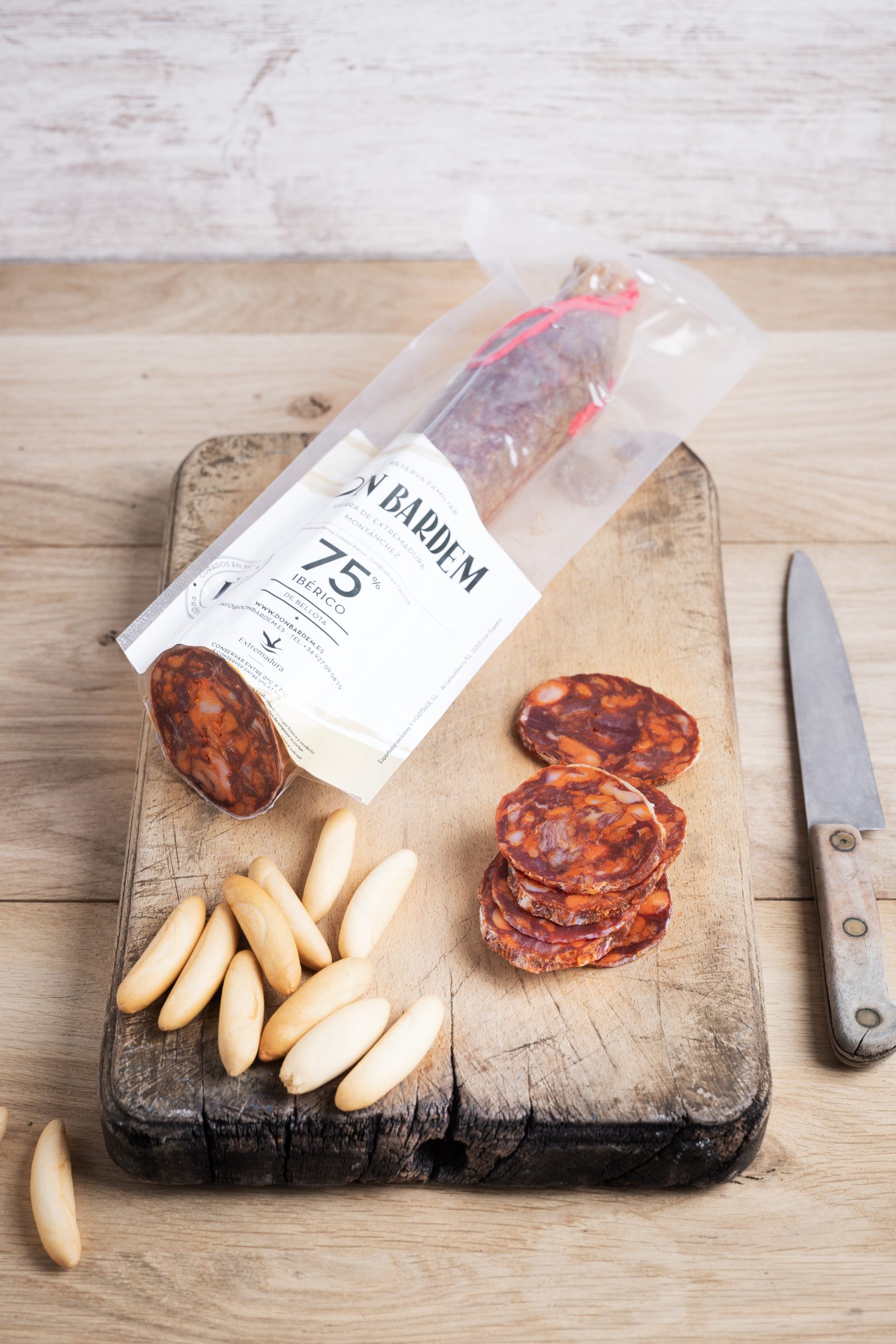 Chorizo Bellota Don Bardem tranché, au goût intense et délicatement épicé, prêt à être servi.