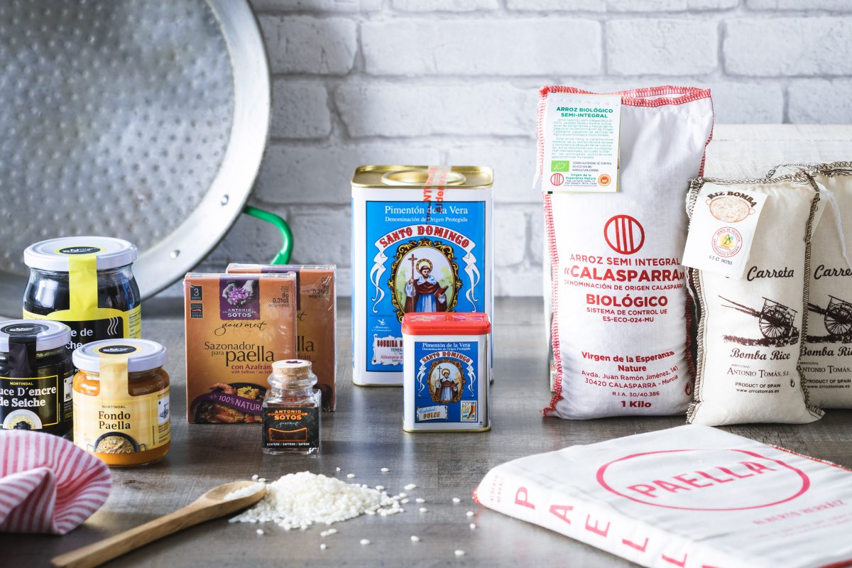 Produits espagnols pour paella : riz Calasparra, safran et bouillons concentrés.