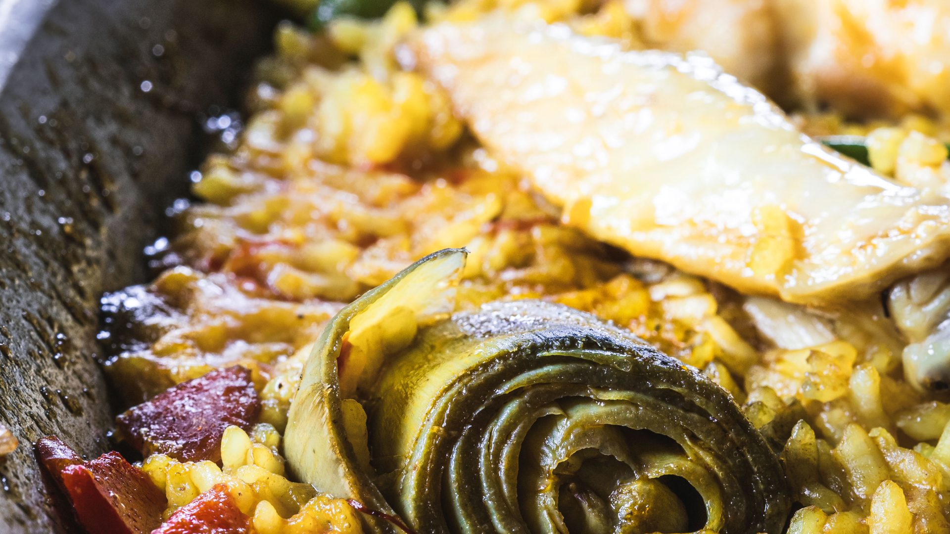 Paella traditionnelle avec artichauts, riz Bomba AOP Valencia et safran AOP La Mancha.