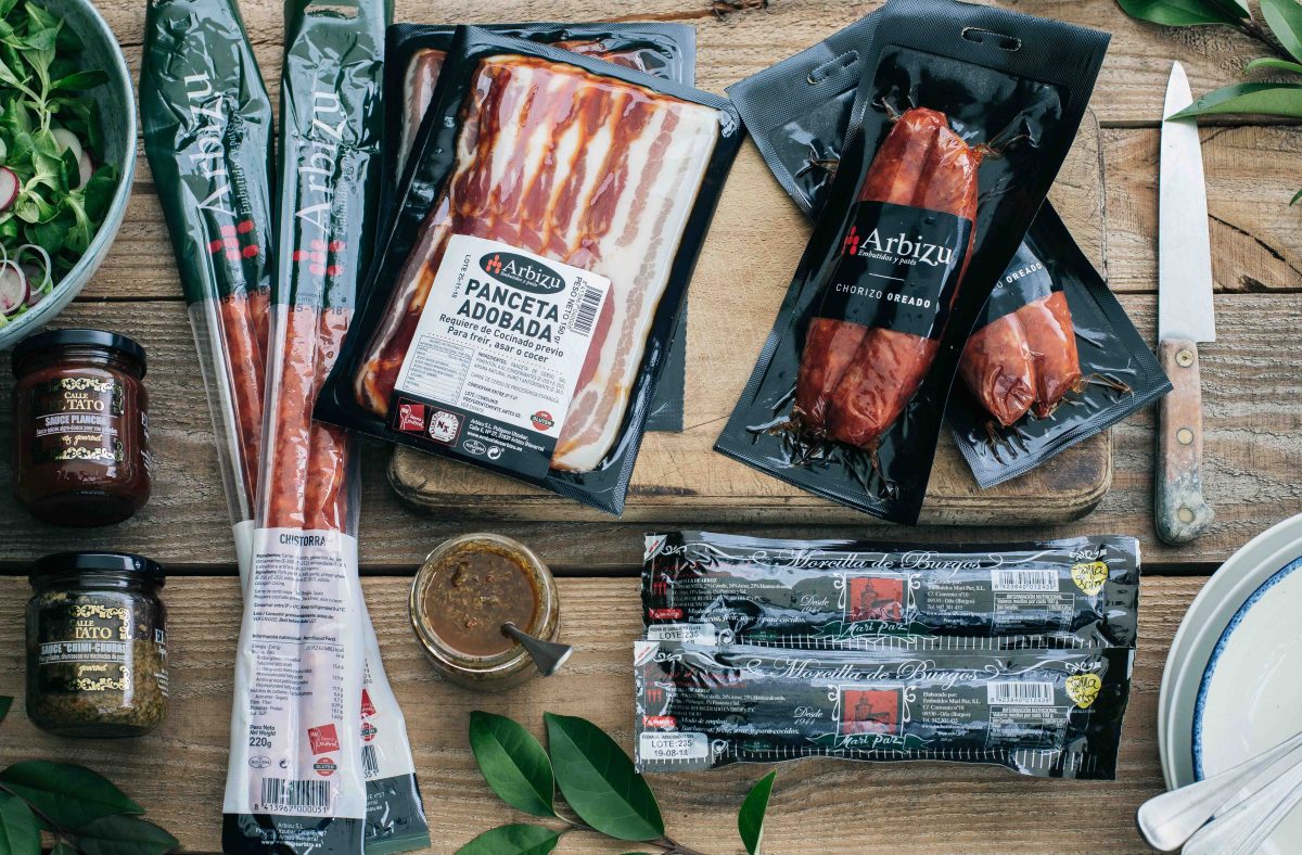 Produits espagnols haut de gamme : txistorra, panceta adobada, chorizo oreado et morcilla de Burgos.