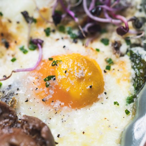 Œuf poché au sel avec garniture de truffe noire, une spécialité raffinée pour les gourmets.