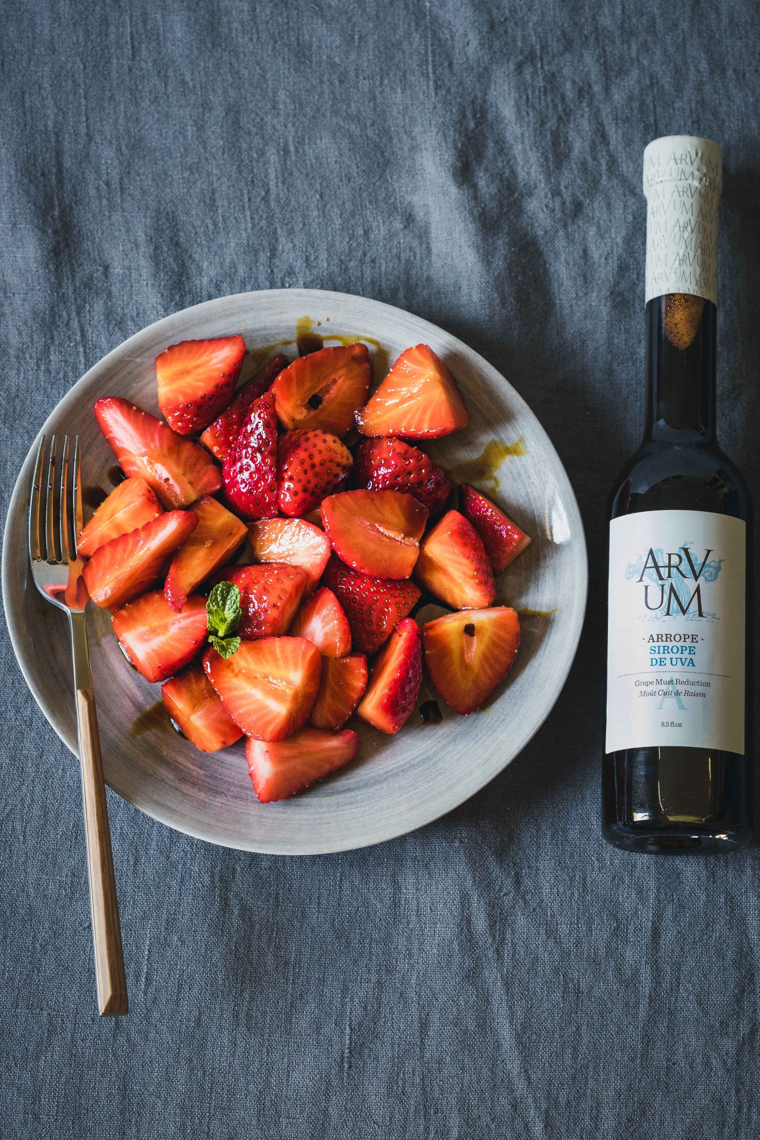 Dessert de fraises fraîches agrémenté de sirop d'Arrope de vinaigre de Xérès ARVUM.