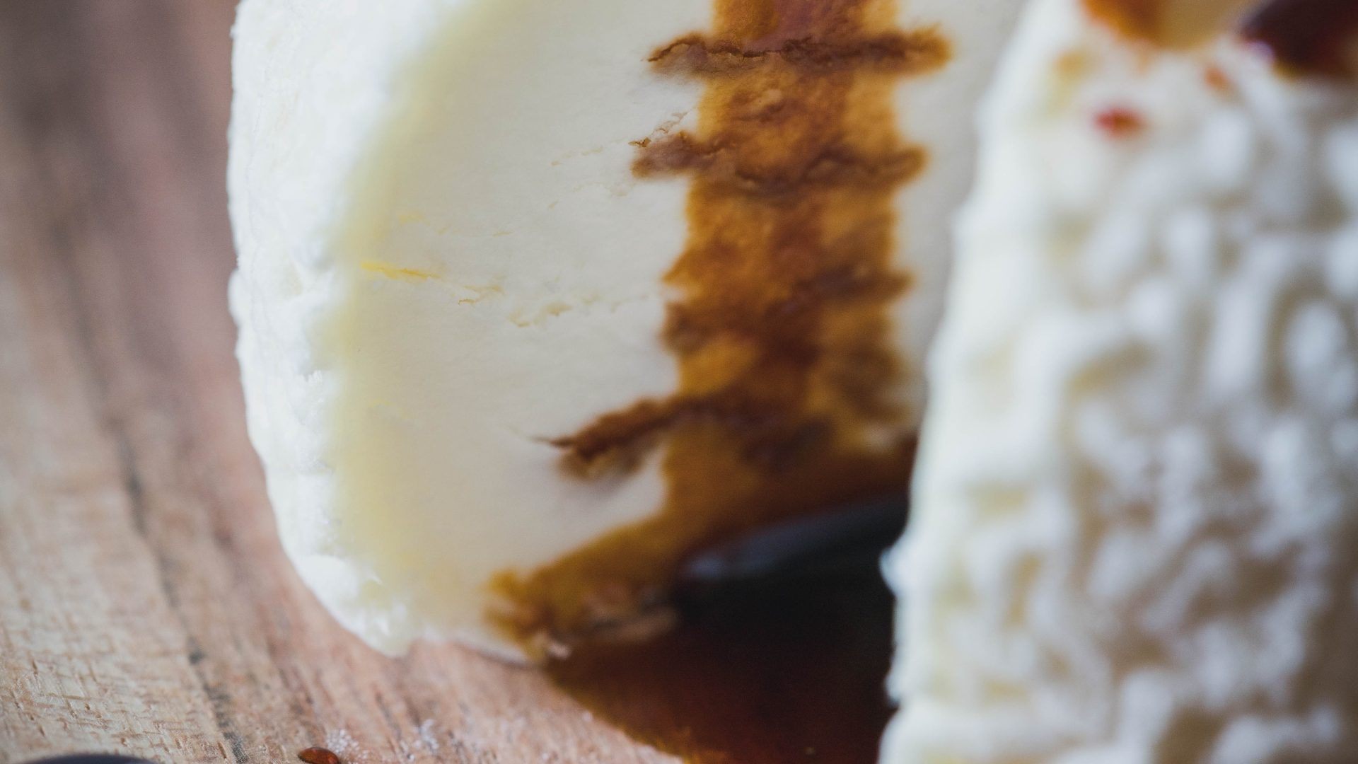 Fromage artisanal avec réduction de vinaigre balsamique ARVUM.