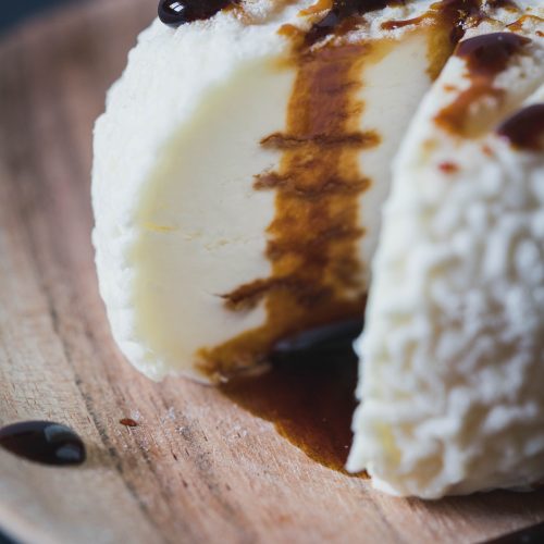 Fromage artisanal avec réduction de vinaigre balsamique ARVUM.