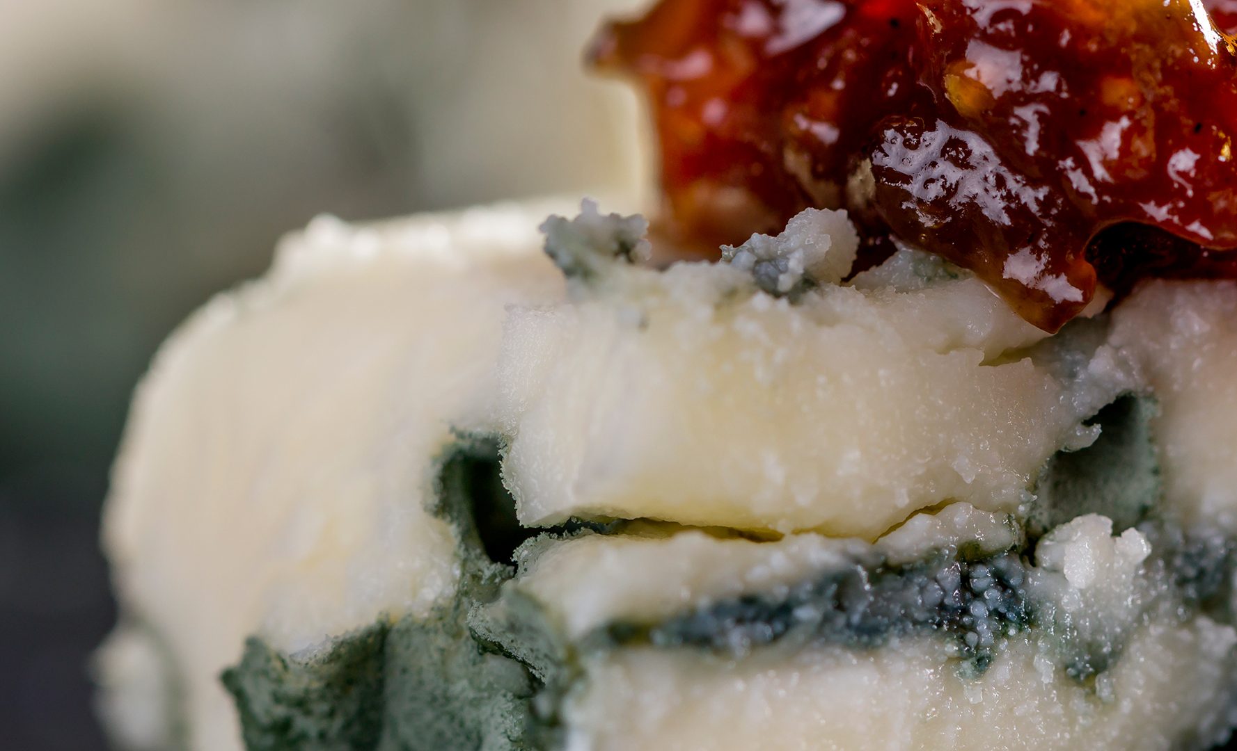 Fromage bleu accompagné de confiture de figues artisanale, idéal pour les plateaux de fromages haut de gamme.
