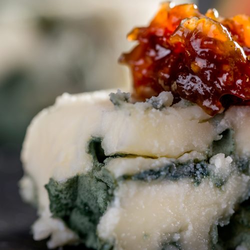 Fromage bleu accompagné de confiture de figues artisanale, idéal pour les plateaux de fromages haut de gamme.
