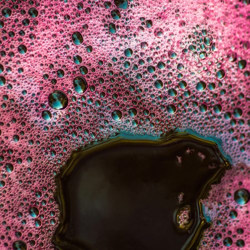 Bulles éclatantes de vin rouge de Ribera del Duero, symbole de qualité et de terroir espagnol.